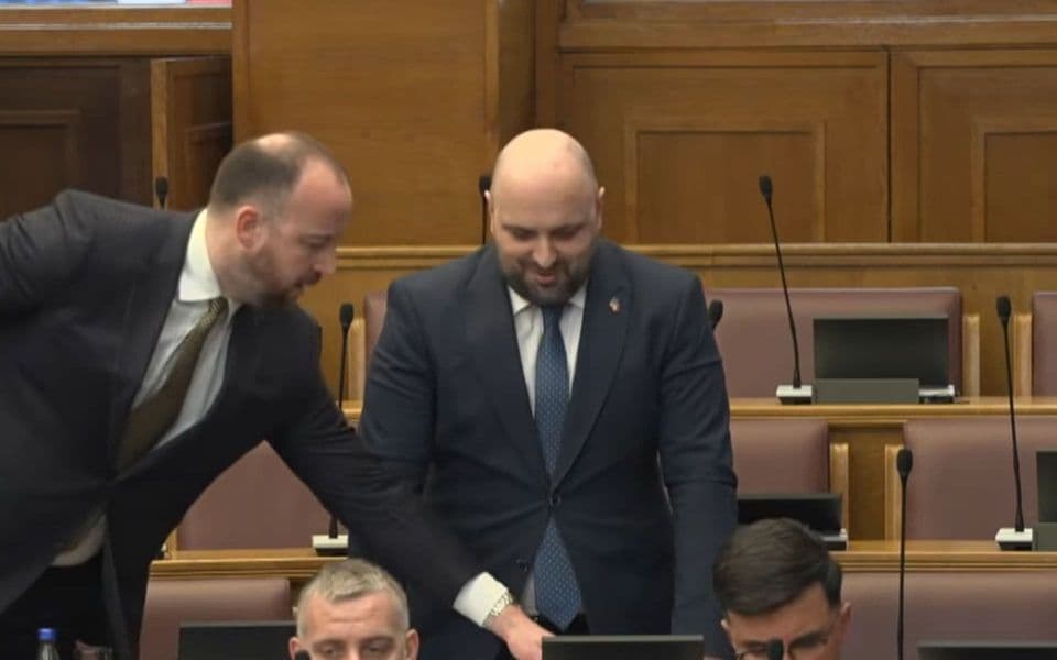 (VIDEO) Opozicija prekinula sjednicu Skupštine – Andrija Nikolić ugasio mikrofon ministru Božoviću