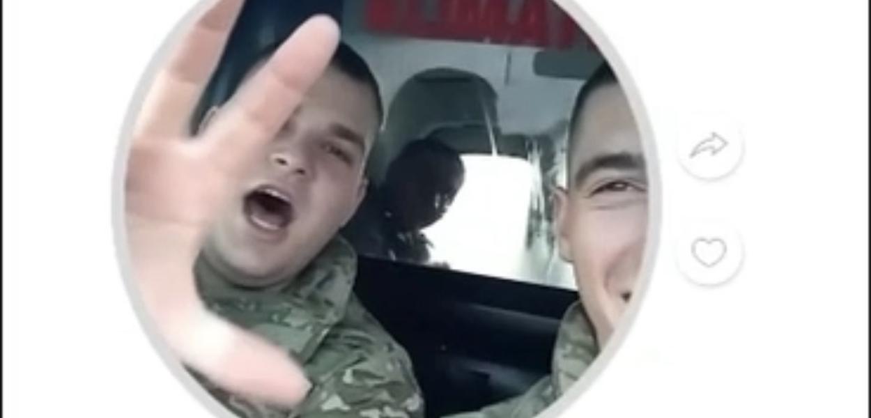 Vojnici pjevaju Draži Mihailoviću (Foto: Portal ETV)
